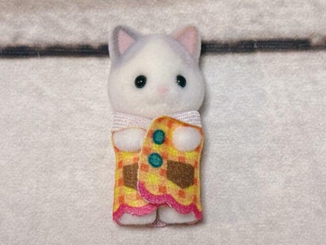 よく見ると左右のお耳の模様のカラーが異なります。チェックの洋服もかわいく、細部までとても丁寧なつくり！