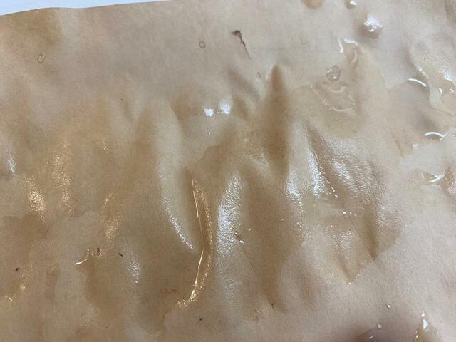 【カインズ　紙のまな板シート】調理後のシート。染みたり破れることもなく、丈夫な作りです