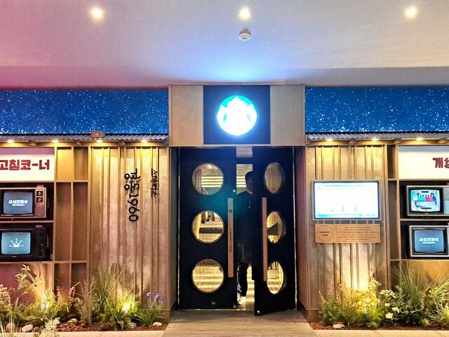 カフェスペースに至る観音開きの門