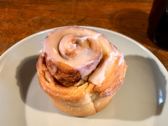 【スターバックス　シナモンロール】アイシングがたっぷりかかっていて美味しそうですね