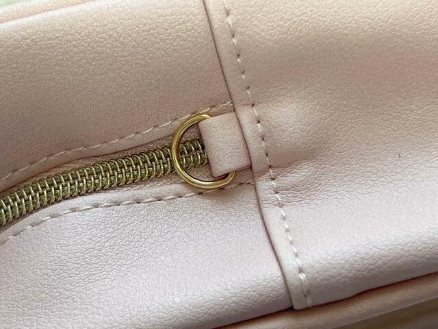 サイドにはDカン付きで、ストラップがつけられる仕様