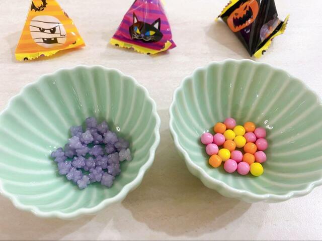 【カルディ ハロウィンくじびき】お菓子は、こんぺいとうとラムネの2種類。それぞれ8g入りの小袋が4個ずつで、食べやすいサイズなのもうれしいポイント