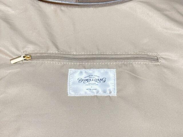 内側にはファスナーポケットが1つ付いています