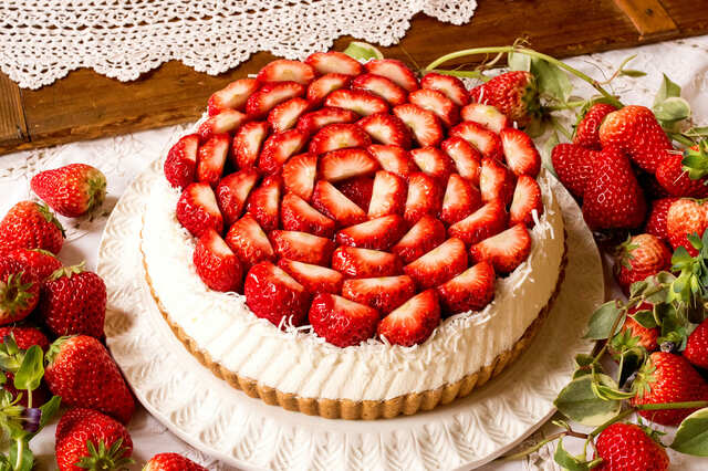 「特選 ホワイトチョコレートクリームと静岡県産“紅ほっぺ”のタルト」piece ￥1,620、Whole 25cm ￥16,340、17cm ￥8,186（※グランメゾン銀座、青山、東京スカイツリータウン・ソラマチ店、横浜、静岡、浜松、仙台限定）