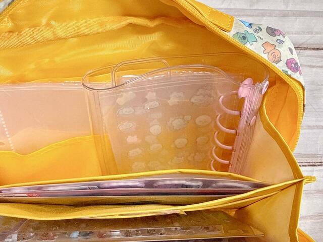 仕切りで分けられたメイン収納にはシール帳を収納