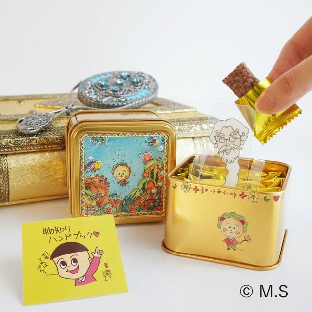 缶の天面や側面、缶の中の底面まで、さくらももこ先生が描いた扉絵がデザインされています。  天面は、細かなエンボス加工にこだわりミニチュアサイズのコジコジと海の仲間たちがキラキラと輝きます。  そして、開けると飛び出す