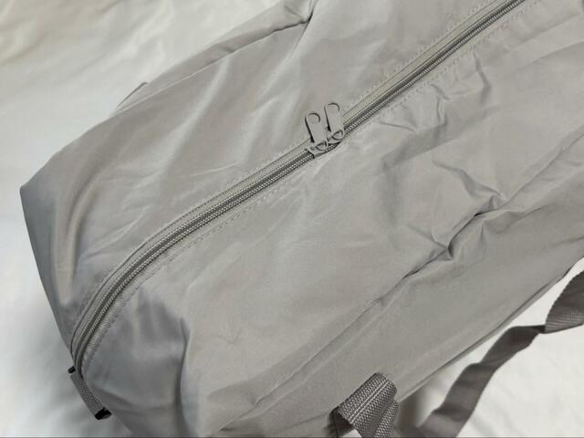 【3COINS 《3WAY》キャリーオン折りたたみバッグ】ダブルファスナーなので、どちらからでも開けやすいのが嬉しい♪