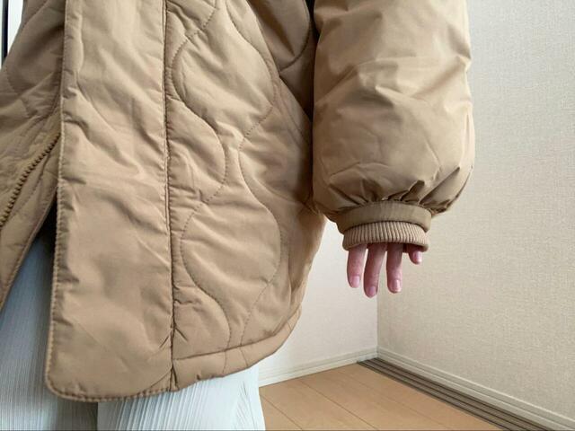 【ワークマン レディース防風撥水ストレッチキルティングコート】身長155cm・Mサイズ着用。袖はやや長めのつくりで、指先が少し出る程度です