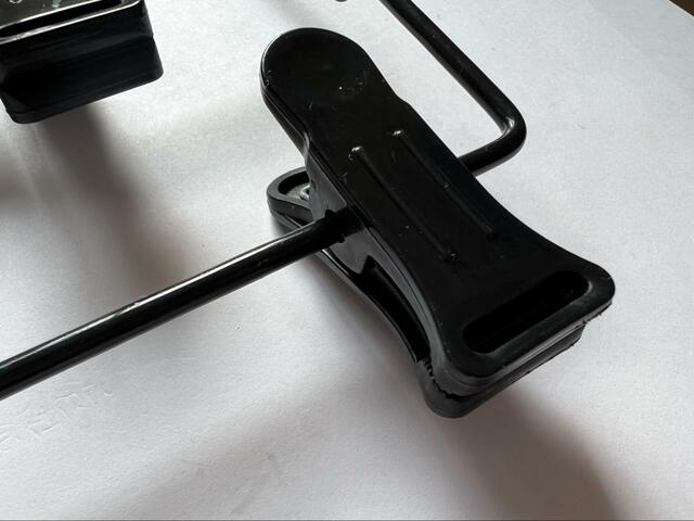 【セリア ワイヤーズボンハンガー ブラック】クリップで挟んでもかけても収納できる！