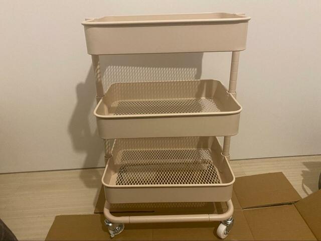 【ニトリ　高さ調節ができるスチールワゴン トロリ3 コンパクト】床が傷つかないよう、作業は段ボールの上で行いました