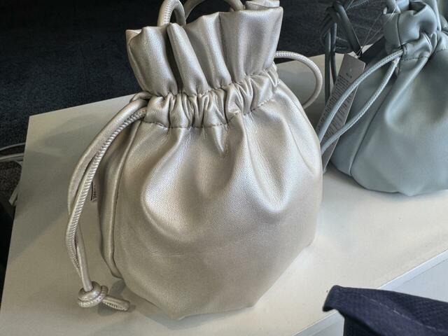 【ワークマン ソフトPUレザー巾着ショルダー】ベージュは少しメタリックなニュアンスで高級感があります♪