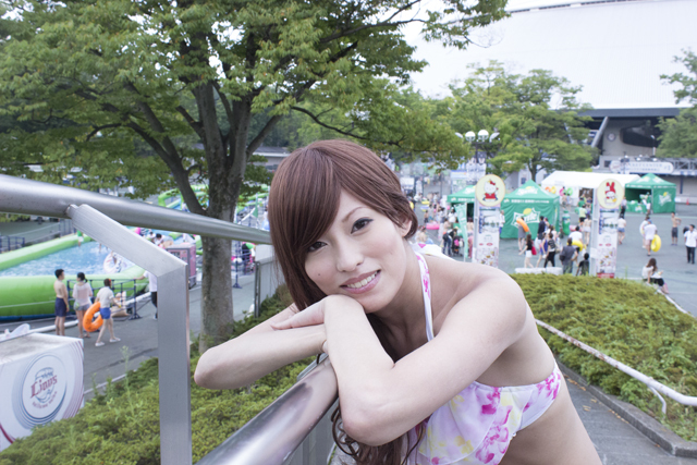 スライドザシティーに参加した水着美女たち