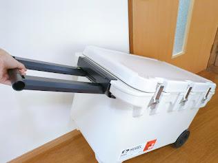 【アイリスオーヤマ HUGEL 真空断熱クーラーボックス60L】しっかりしたハンドルなので、重たい荷物をたくさん入れても安心♪