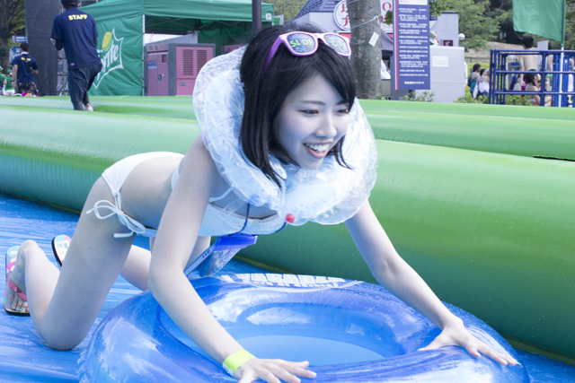 スライドザシティーに参加した水着美女たち