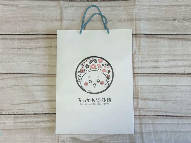 購入時に選べるショッパー。大きいサイズもあって、たくさん買っても安心♪