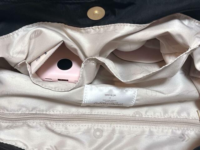 区切りポケットには細々したものを収納