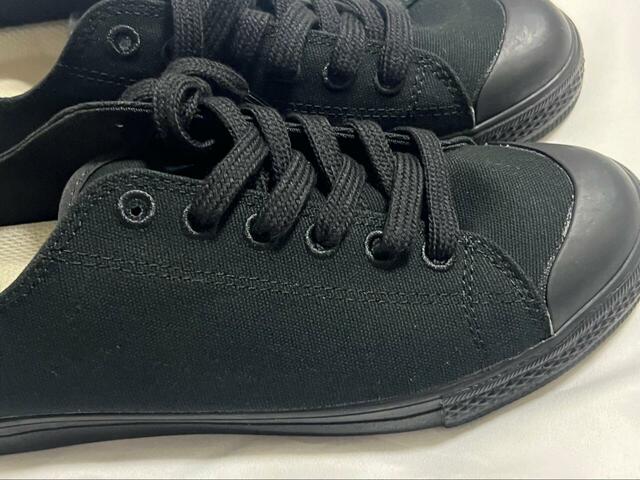 【無印良品　疲れにくい撥水スニーカー】履き口は狭めですが、靴紐を上から2番目まで通して使用すると履きやすくなります！