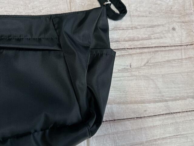 両サイドに1つずつポケット付き