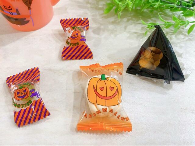 【カルディ ハロウィン　取っ手付きカップ】カップの中にはキャンディ2個と焼菓子、マシュマロが入っています