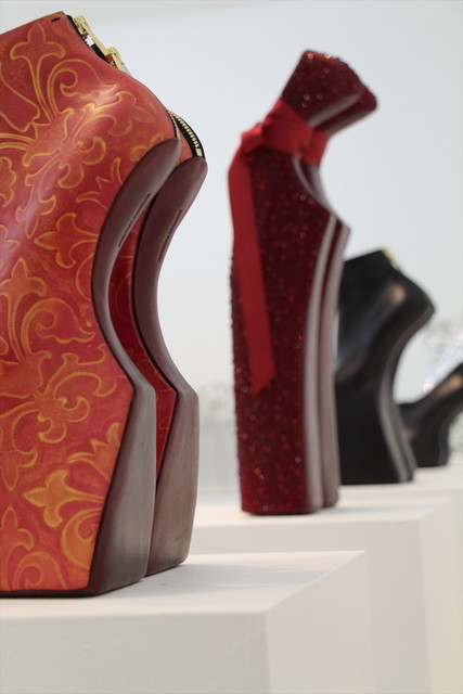 舘鼻則孝展：さまざまな個性的な靴　舘鼻則孝展展示風景、2014-2015年、8/ ART GALLERY/ Tomio Koyama Gallery 