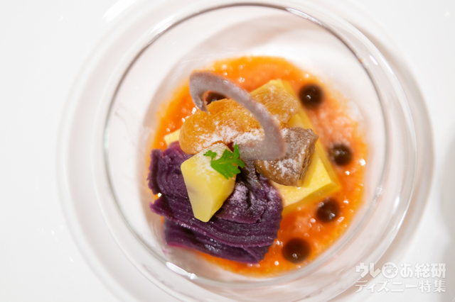 南瓜と紫芋の杏仁豆腐 フルーツのコンポート添え|“ディズニー・ハロウィーン”ランチコース 4,200円|東京ディズニーシー・ホテルミラコスタ「シルクロードガーデン」|東京ディズニーリゾート「ディズニー・ハロウィーン」