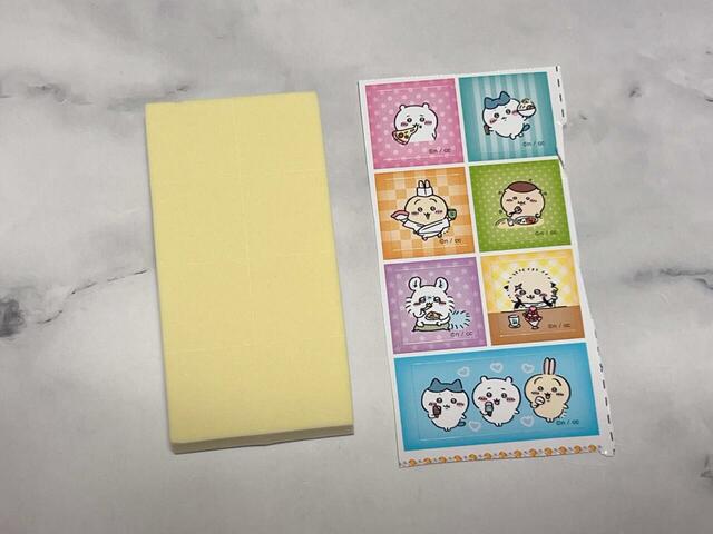 【ちいかわもぐもぐスタンプセット】続いてスタンプにもシールを貼ります。裏面のイラストに合わせてシールを貼りましょう