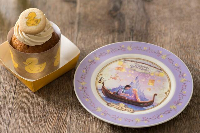 ダックリングマフィン（キャラメル）、スーベニアプレート付き 1,250円｜スナグリーダックリング｜「ラプンツェルの森」内レストラン｜東京ディズニーシー「ファンタジースプリングス」メニュー