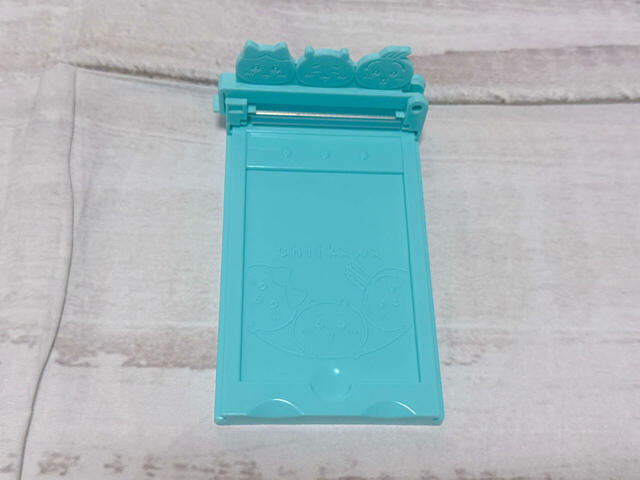 【ちいかわ キラだッッ ホログラムカードメーカー】台座パーツにロールパーツを下からはめ込んで取り付けます