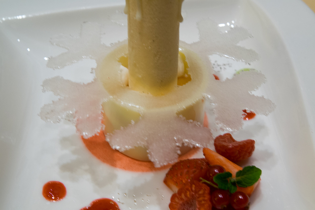 バニラアイスクリームとアプリコットコンポート クリスマスキャンドル仕立て|“クリスマス・ファンタジー”エンパイアディナー|ディズニーアンバサダーホテル「エンパイア・グリル」