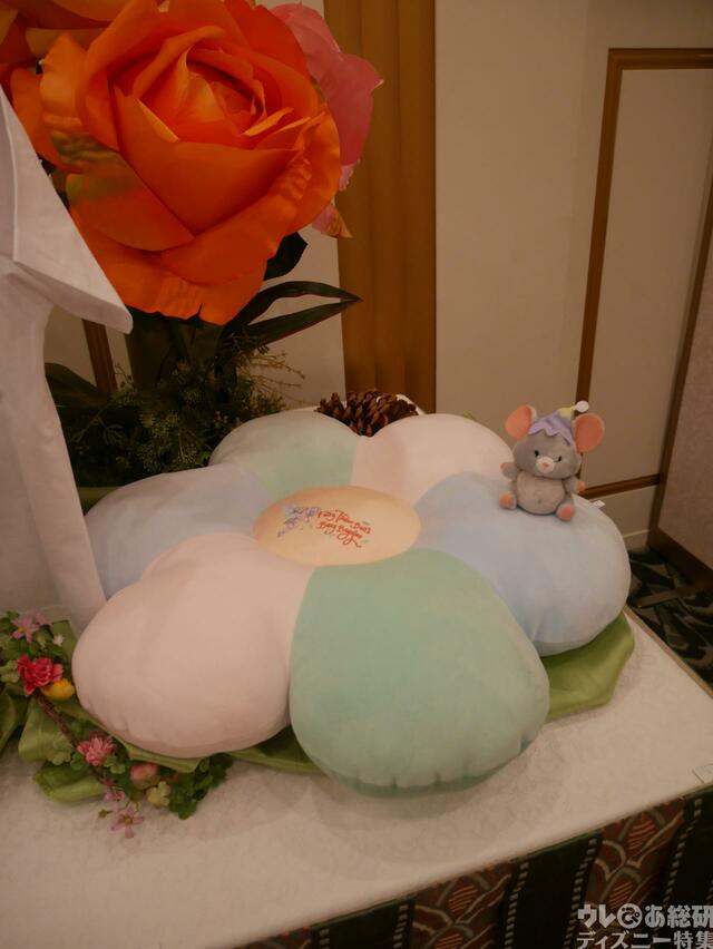 クッション 5,400円｜「フェアリー・ティンカーベルのビジーバギー」をテーマにしたグッズ｜東京ディズニーシー新テーマポート「ファンタジースプリングス」販売店舗：東京ディズニーシー「エンポーリオ」｜発売日：2024年5月28日（火）