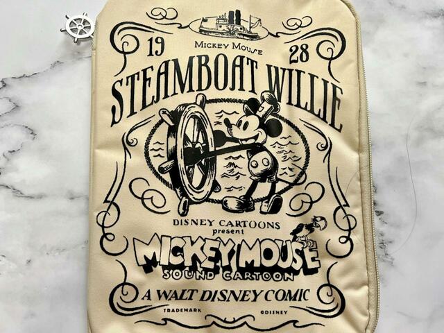 【Disney100 蒸気船ウィリー マルチに使えるポーチBOOK】ミッキーが初登場した作品のアートデザインなんて、さすがディズニー100周年記念…尊い！