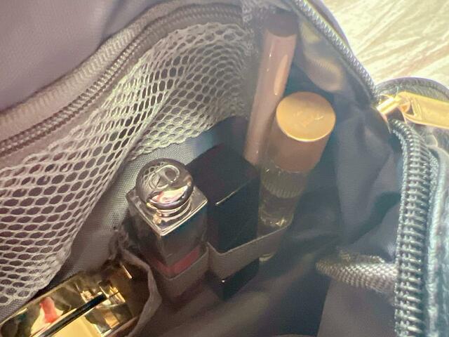 ゴムバンドには口紅やリップライナーなど、細長いものをイン！