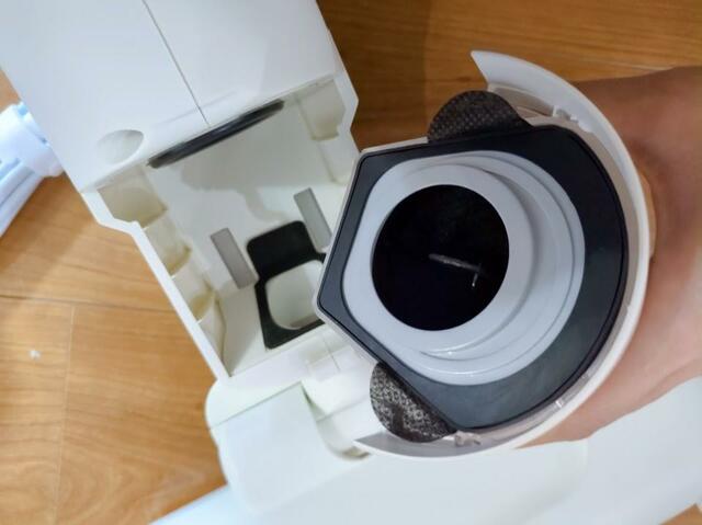 【アイリスオーヤマ 布団クリーナー ハイパワー FCA-22H-C】使い捨てフィルターは最初の1枚がセットされた状態で届きます