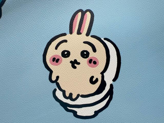 トイレにお座りしているちうさぎ。お行儀よく座っている姿が珍しいですね！