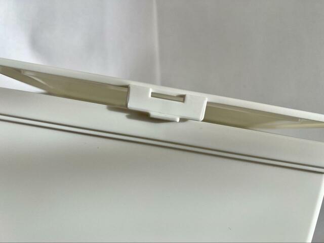 【ダイソー フタがとまるケースM W】フタはちょっと広げながら開けると開けやすい！