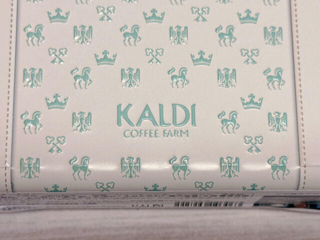【カルディ トランク缶サマー】フロント下部には「KALDI COFFEE FARM」のロゴもエンボスで施されており、カルディ好きにはうれしいポイント♪