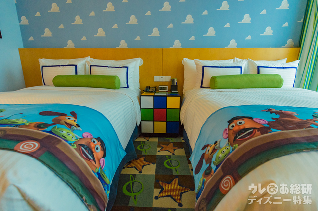 ルービックキューブのデザインのサイドテーブル