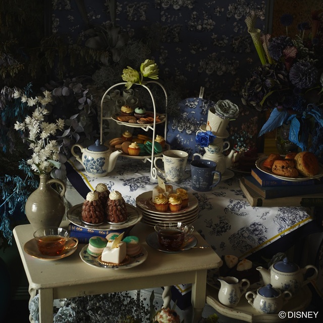 (左から時計回りに)ポット ￥3,960、ケーキスタンド(プレートは別売り) ￥3,850、プレートM(約19cm） 各￥1,760、プレートL（約23cm） 各¥2,200、ティーコージー ￥2,200、マグカップ 各￥1,760、フラワーベース ￥4,400、シュガーポット ￥2,200、ミルクピッチャー ￥1,540、カップ＆ソーサー ￥2,420、ティースプーン ￥770