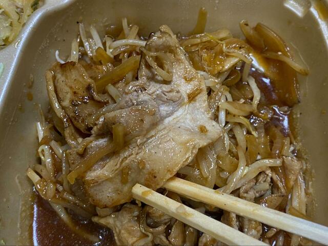 【やよい軒 しょうが焼】特製ダレは付け合わせのサラダにもピッタリです