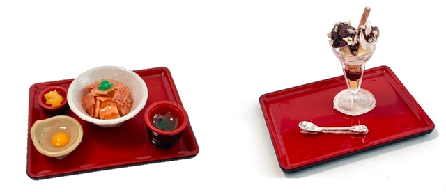 「E.すたみな豚丼／F.チョコレートパフェ」＜サイズ：横幅：約5cm、高さ:約1cm～2,6cm（トレー含む）＞【ジョイフルのメニューが“超リアルなミニチュア”に変身！3月18日より全国のジョイフルで順次発売！】