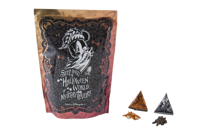 柿の種＆ピーナッツ 800円｜幅約24×高さ約32cm｜【内容量】148g、標準32袋 [柿の種＆ピーナッツ:標準16袋、 柿の種(激辛ブラック):標準16袋] ｜東京ディズニーリゾート「ディズニー・ハロウィーン」2019 スペシャルグッズ｜販売店舗：東京ディズニーシー「ヴァレンティーナズ･スウィート」