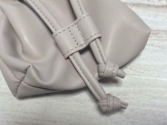 巾着なので紐を緩めて開閉します