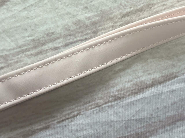 ショルダーストラップの素材はPVC。ファーと同系色のかわいいカラーです♪