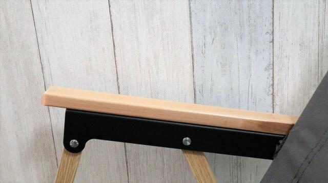 【ワークマン 燃え広がりにくいキャンピングチェア】乗せると落ち着くひじ掛けの角度