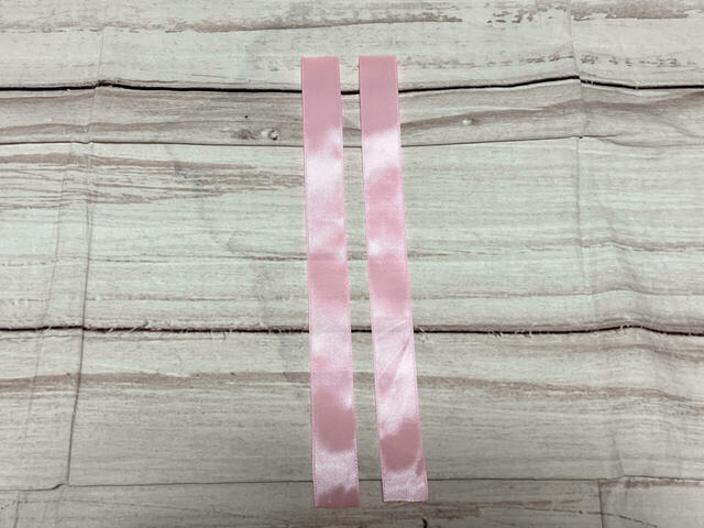 30cmにカットしたリボンを2本用意