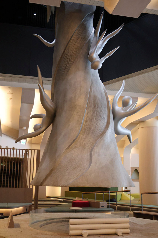 「星野リゾート　奥入瀬渓流ホテル」にある岡本太郎の遺作である大暖炉「河神」。奥入瀬渓流の水しぶきが水の妖精「ニンフ」に変わっていく様子を表現した作品