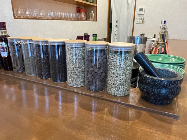 【MOMO Stand Tokyo】カウンターにはモモに使用するネパール産スパイスが複数置かれている