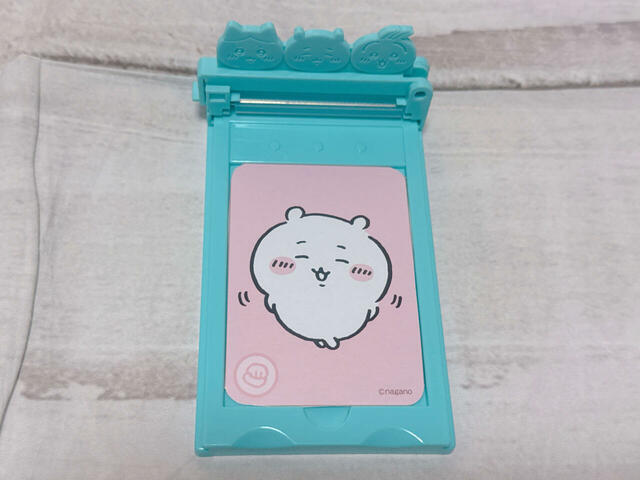 【ちいかわ キラだッッ ホログラムカードメーカー】カットしたカードを溝にセット！