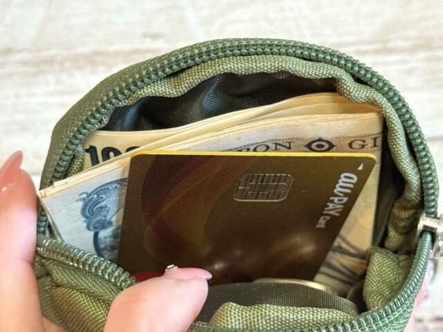 二つ折りにした紙幣とカードも入る大きさがGood！