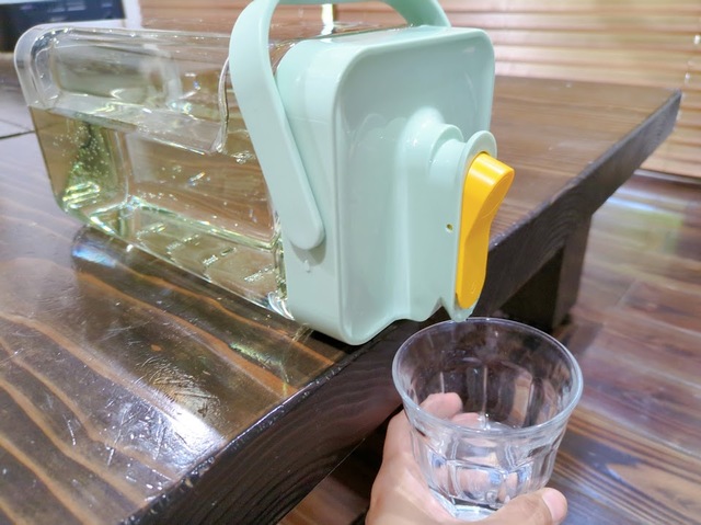 【KOKOBI 麦茶ポット】横向きにテーブルなどにセットしておけば、黄色いスイッチの上部を押すだけで簡単に飲み物を注げます